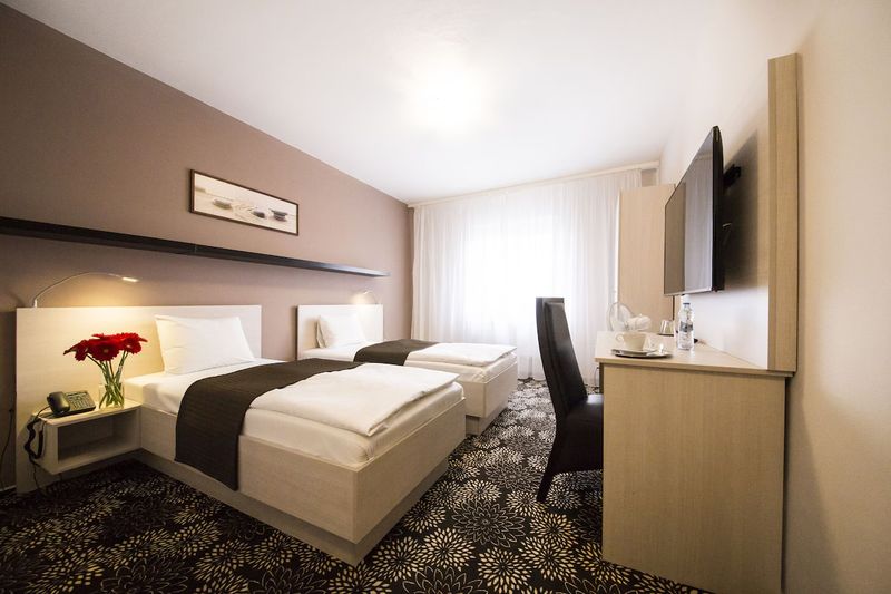 Modern 1-bedroom Apartment in Berlin Charlottenburg with en-suite bathroom and kitchen